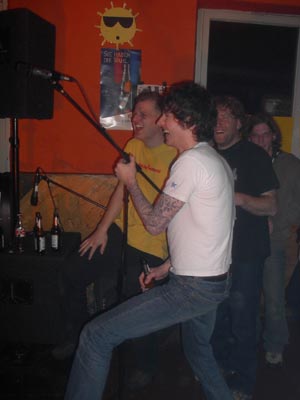 Ralf On Fyre h�lt Micro f�r Hellmute