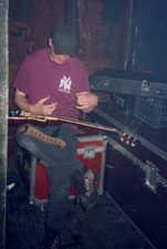 KiA-Chef Matze beim Saitenaufzieh`n fuer den Hellclub