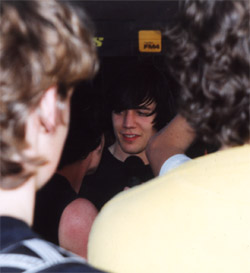 Hives Sänger beim Interview